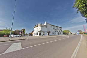 Отель Hotel Ristorante Brusco  Кальдиеро